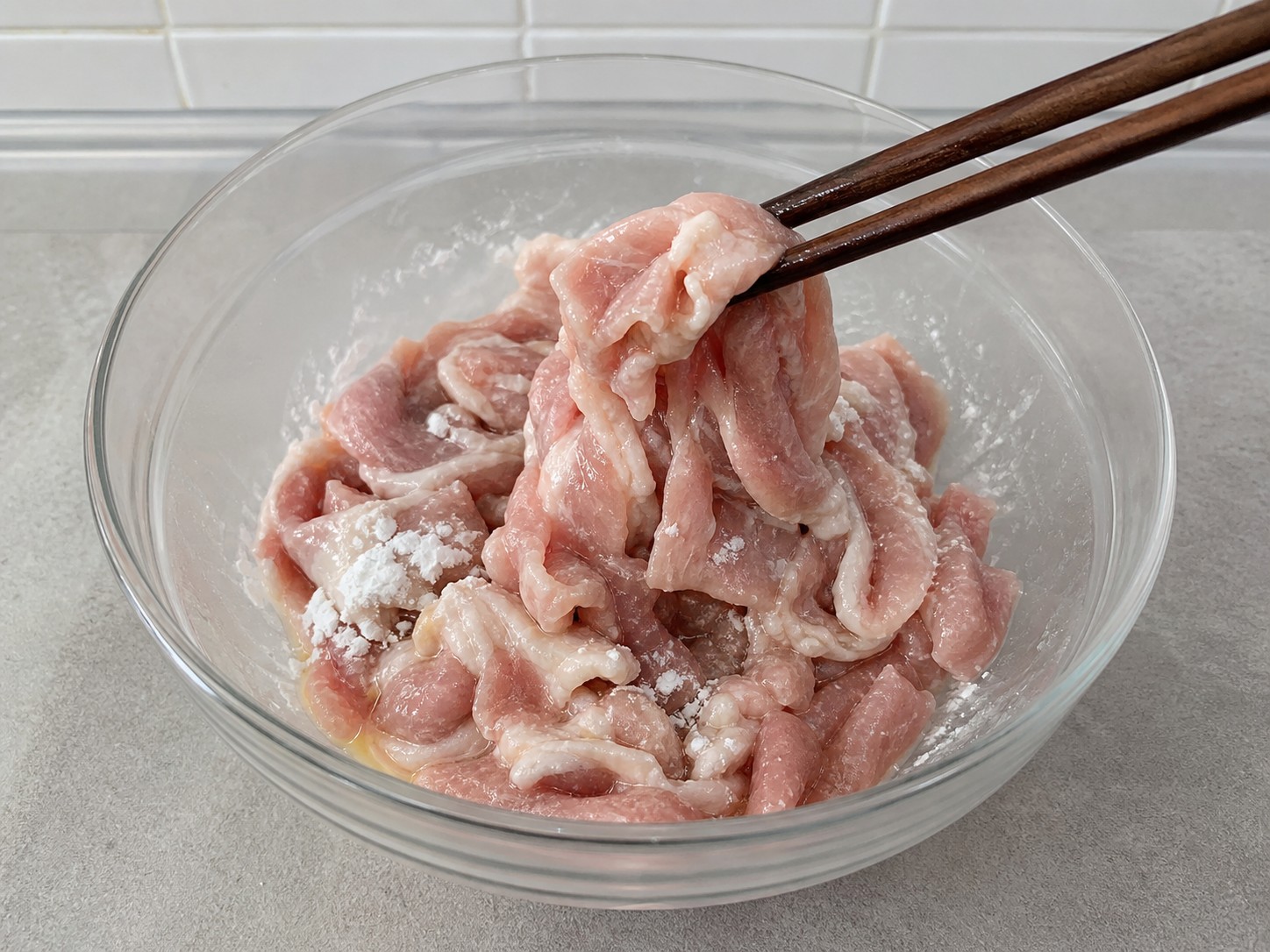 榨菜蒸豬肉片：加粉及油