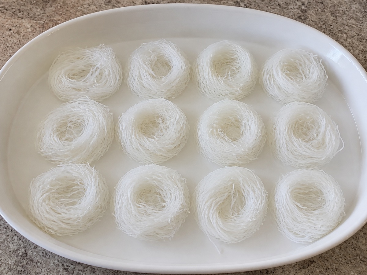 蒜蓉粉絲蒸帶子: 鋪粉絲小窩