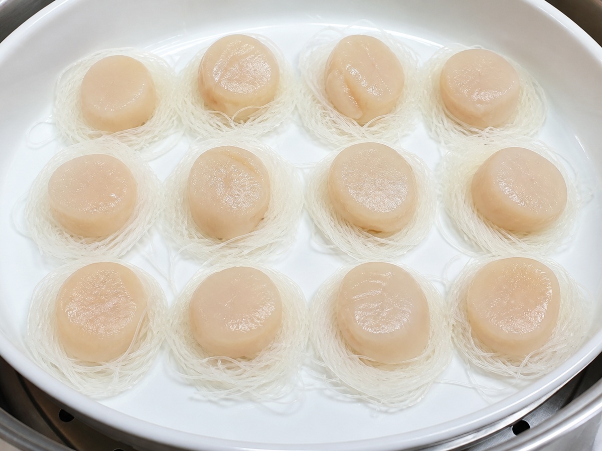 蒜蓉粉絲蒸帶子: 逐隻放上帶子
