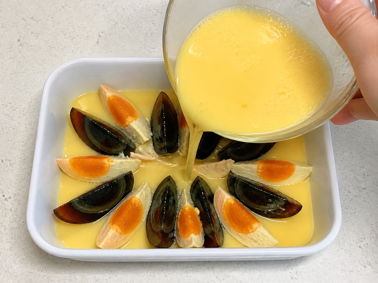 蒸三色蛋 — 倒入鮮蛋液