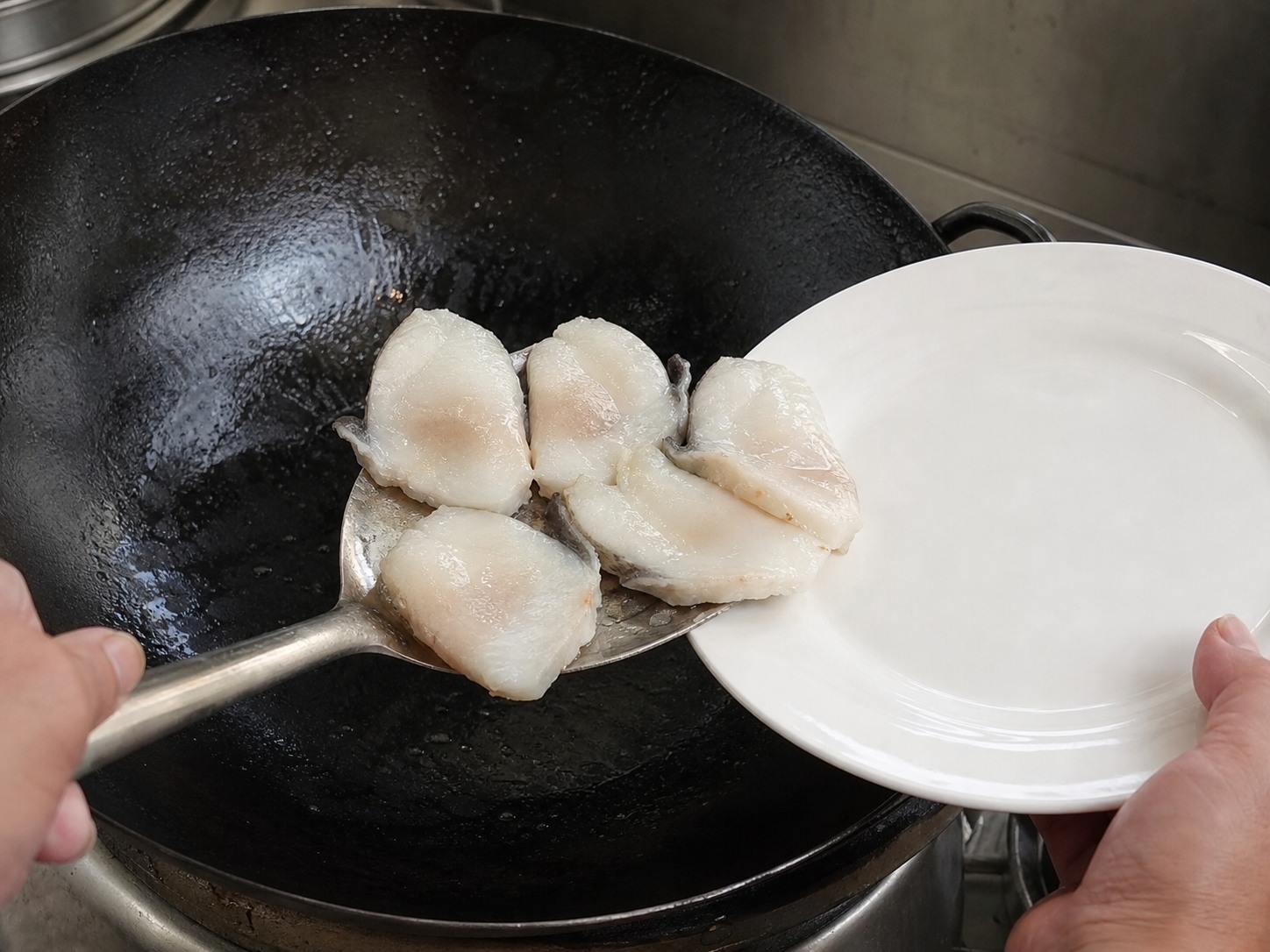 勝瓜雲耳炒魚片:底部轉白後輕輕翻面再煮30至45秒