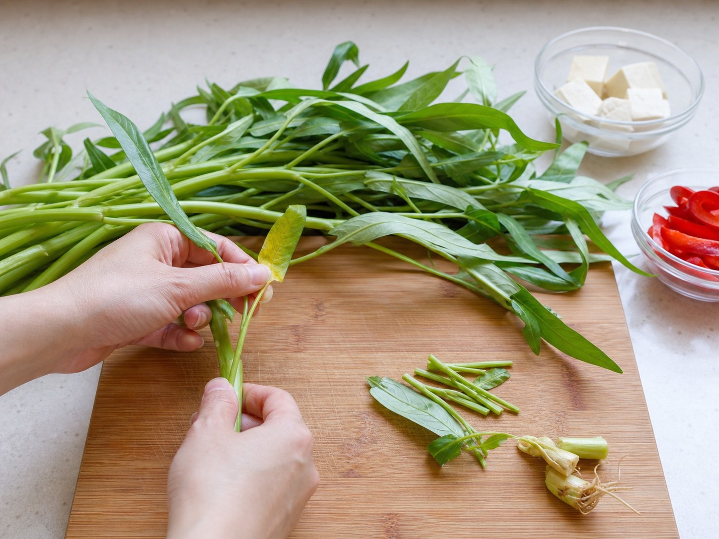 Stir-fried Water Spinach with Fermented Beancurd and Red Pepper — step 1