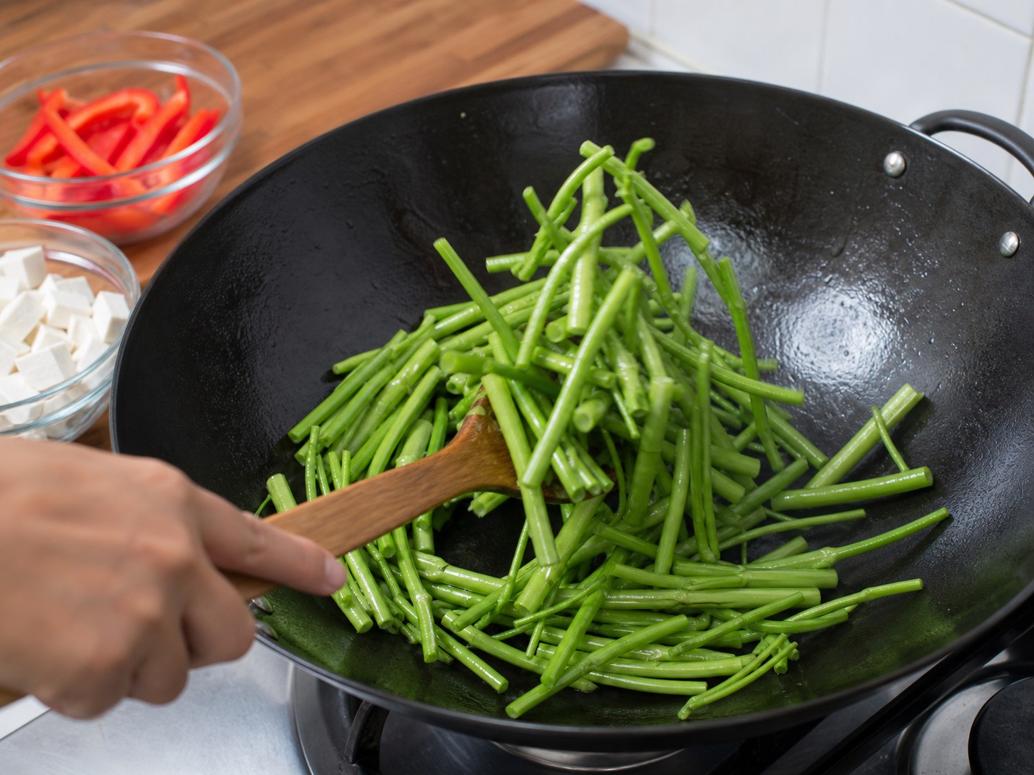 Stir-fried Water Spinach with Fermented Beancurd and Red Pepper — step 10