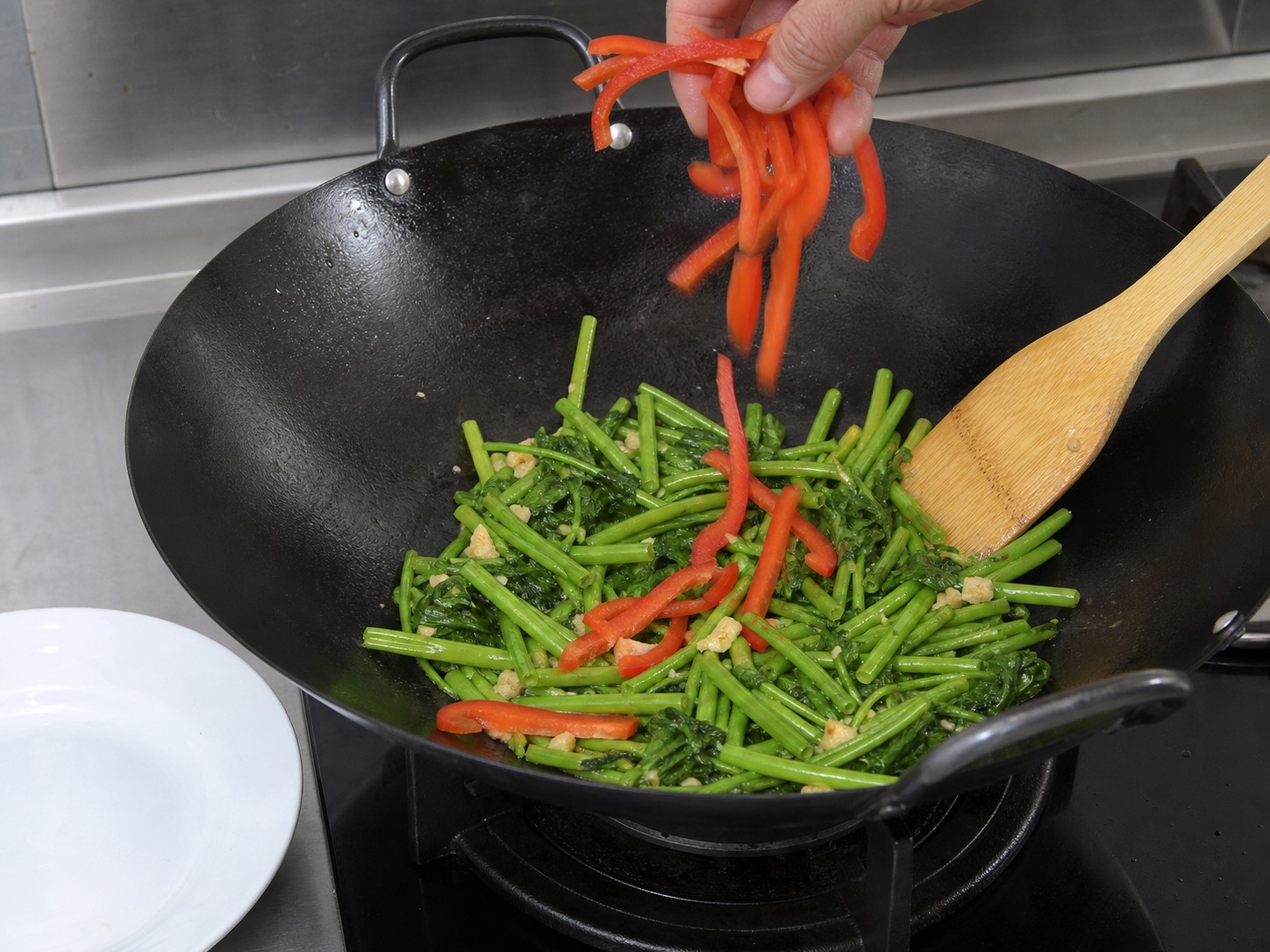 Stir-fried Water Spinach with Fermented Beancurd and Red Pepper — step 12