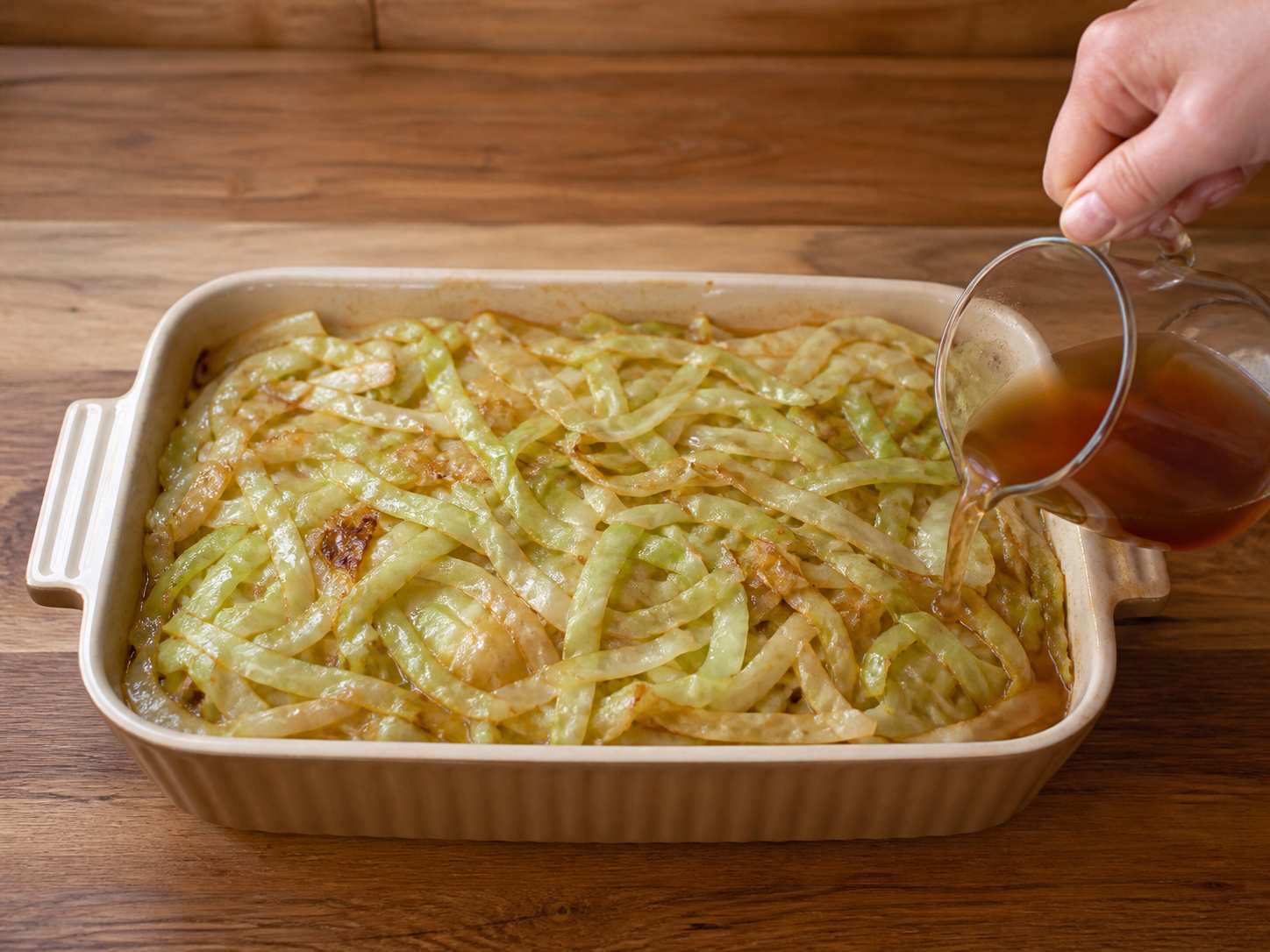 Suwekong Kålpudding na Baka at Repolyo — Takpan ng natitirang repolyo at ibuhos ang sabaw
