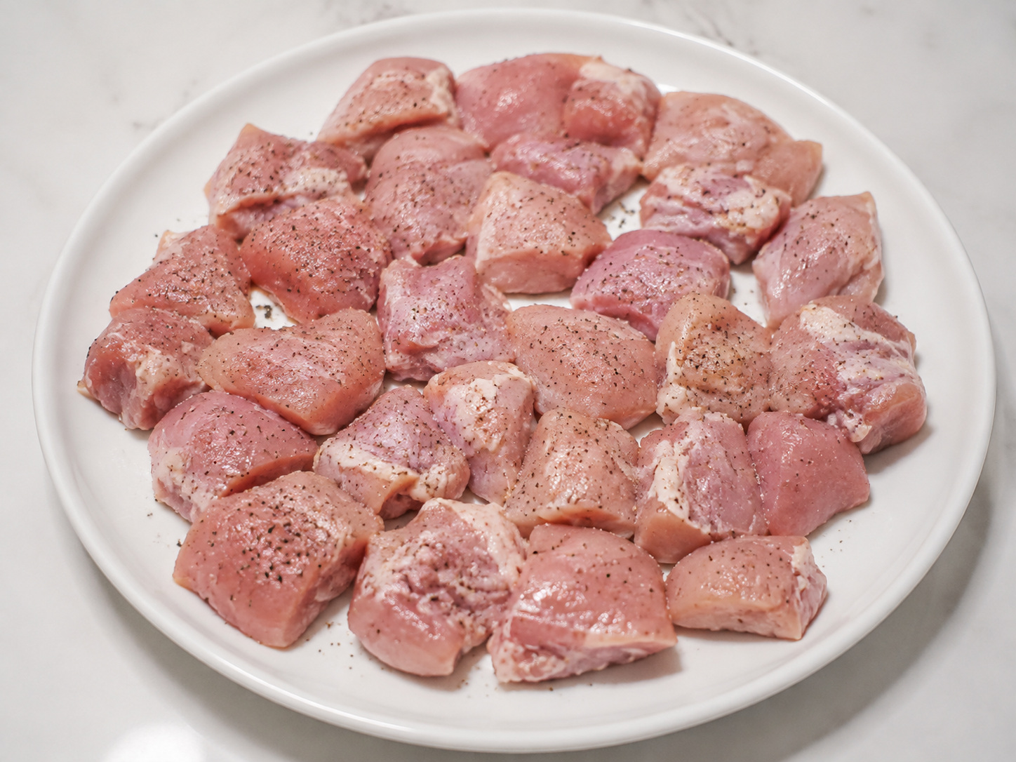 切雞肉並調味: 切雞肉並調味。按本食譜所列份量和次序操作;確認畫面所示食材狀態後才進入下一步。