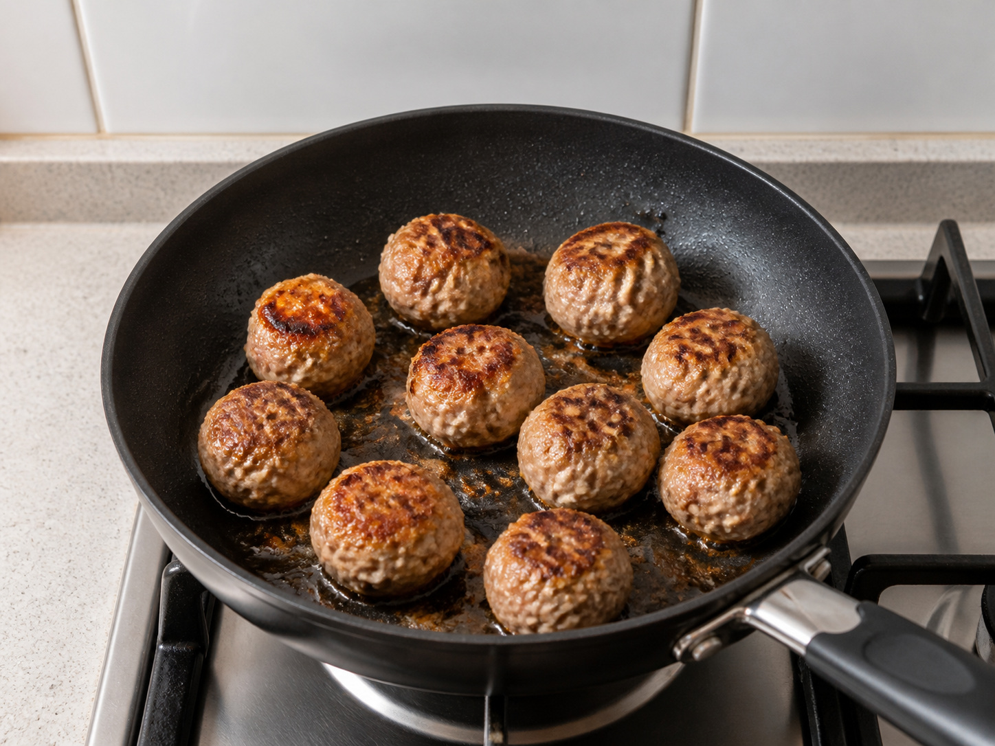 Bola Daging Babi ala Swedia dengan Saus Krim Ringan: Cokelatkan bola daging