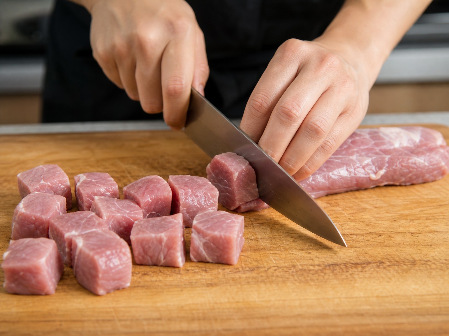 菠蘿咕嚕肉:切均勻肉粒
