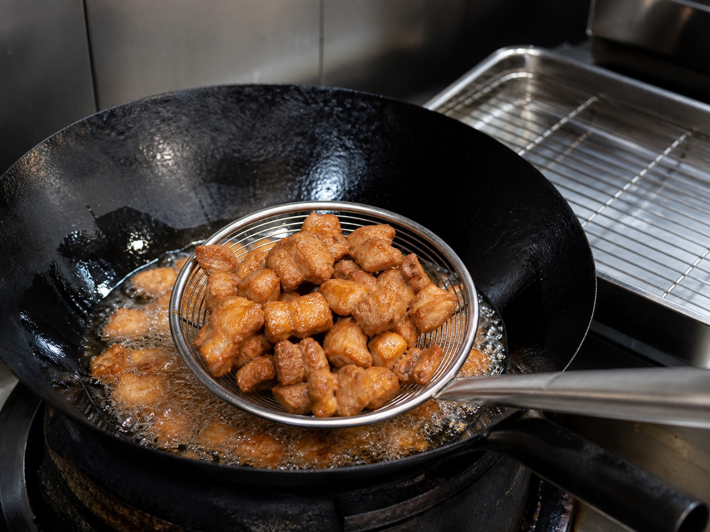 菠蘿咕嚕肉:提高油溫復炸