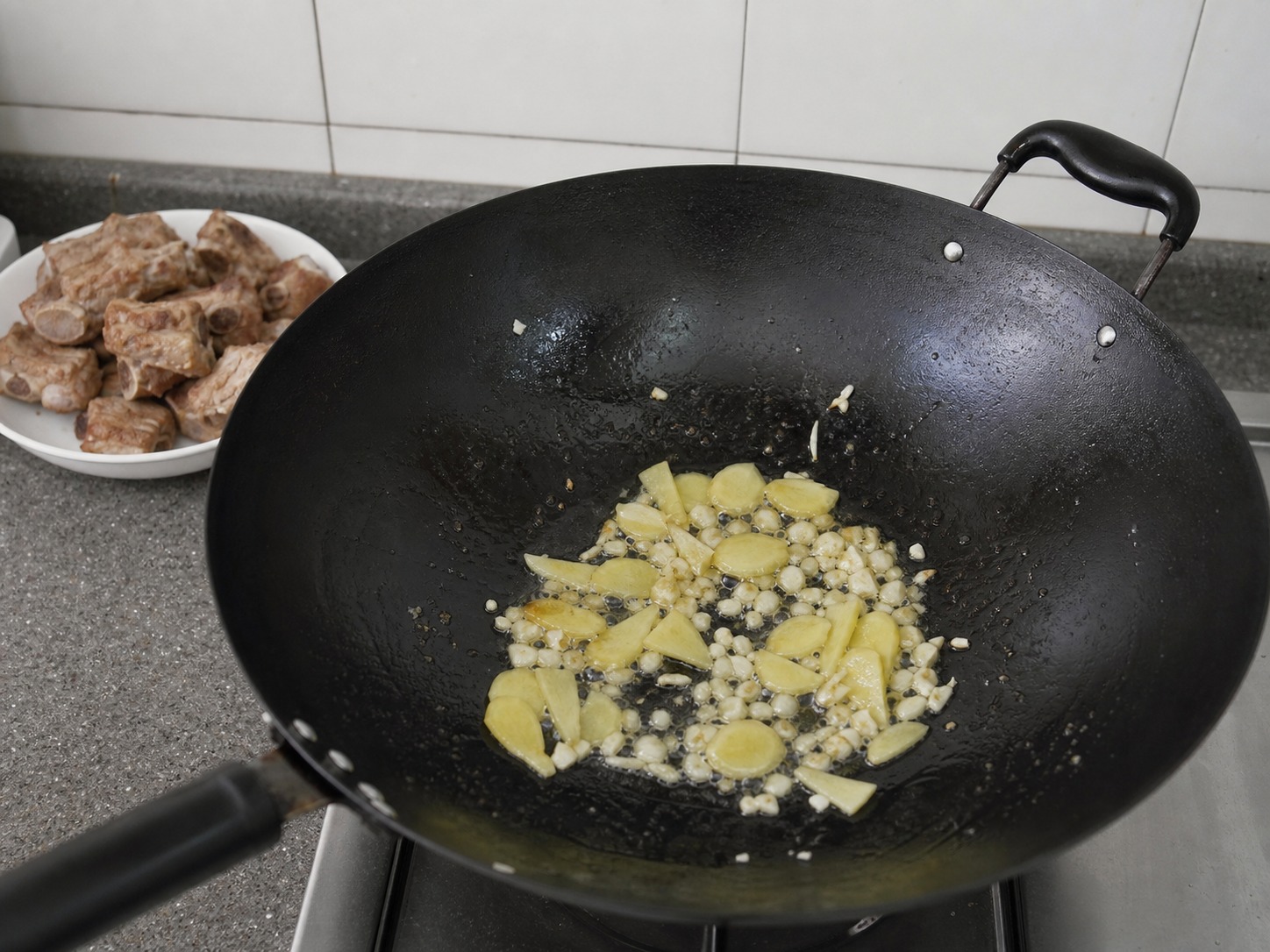 糖醋排骨:倒走多餘油