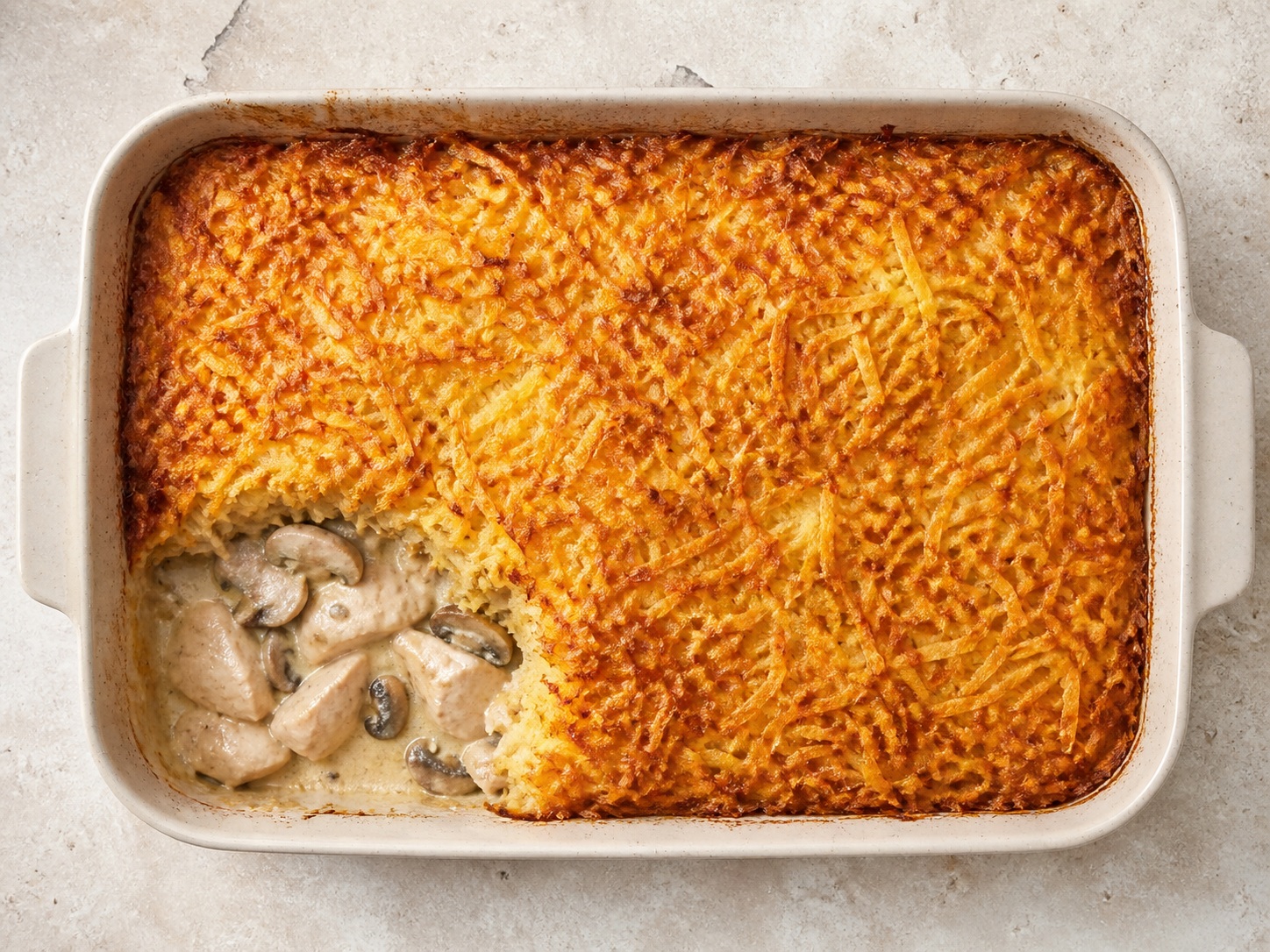 Panggang Ayam Rosti Jamur Swiss: Isian krim ayam dan jamur dipanggang di bawah lapisan rösti kentang parut yang renyah.