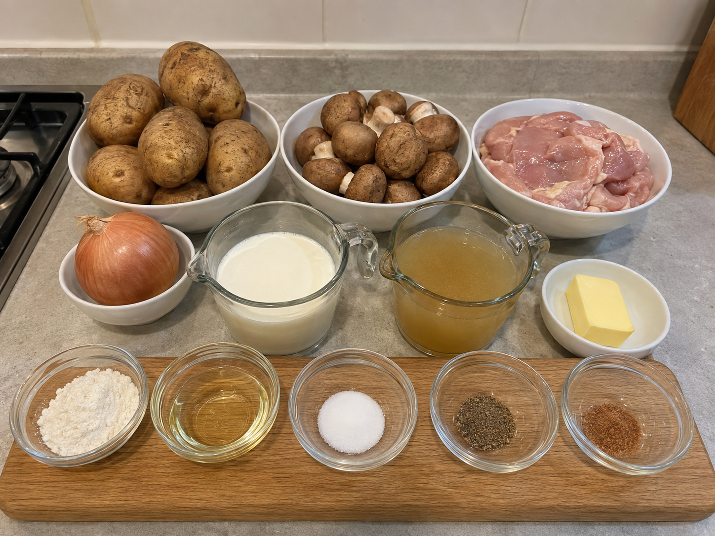 Swiss Chicken Rosti at Mushroom Bake: 600 g hita ng manok na walang buto, 800 g katamtamang patatas, 350 g kabute, 1 piraso sibuyas, 180 ml cooking cream, 200 ml sabaw ng manok, 35 g mantikilya, 1 kutsara harinang pangkalahatan, 1 kutsara mantikang walang matapang na lasa, 1 kutsarita asin, 1/2 kutsarita Dinurog na itim na paminta, 1/4 kutsarita nutmeg