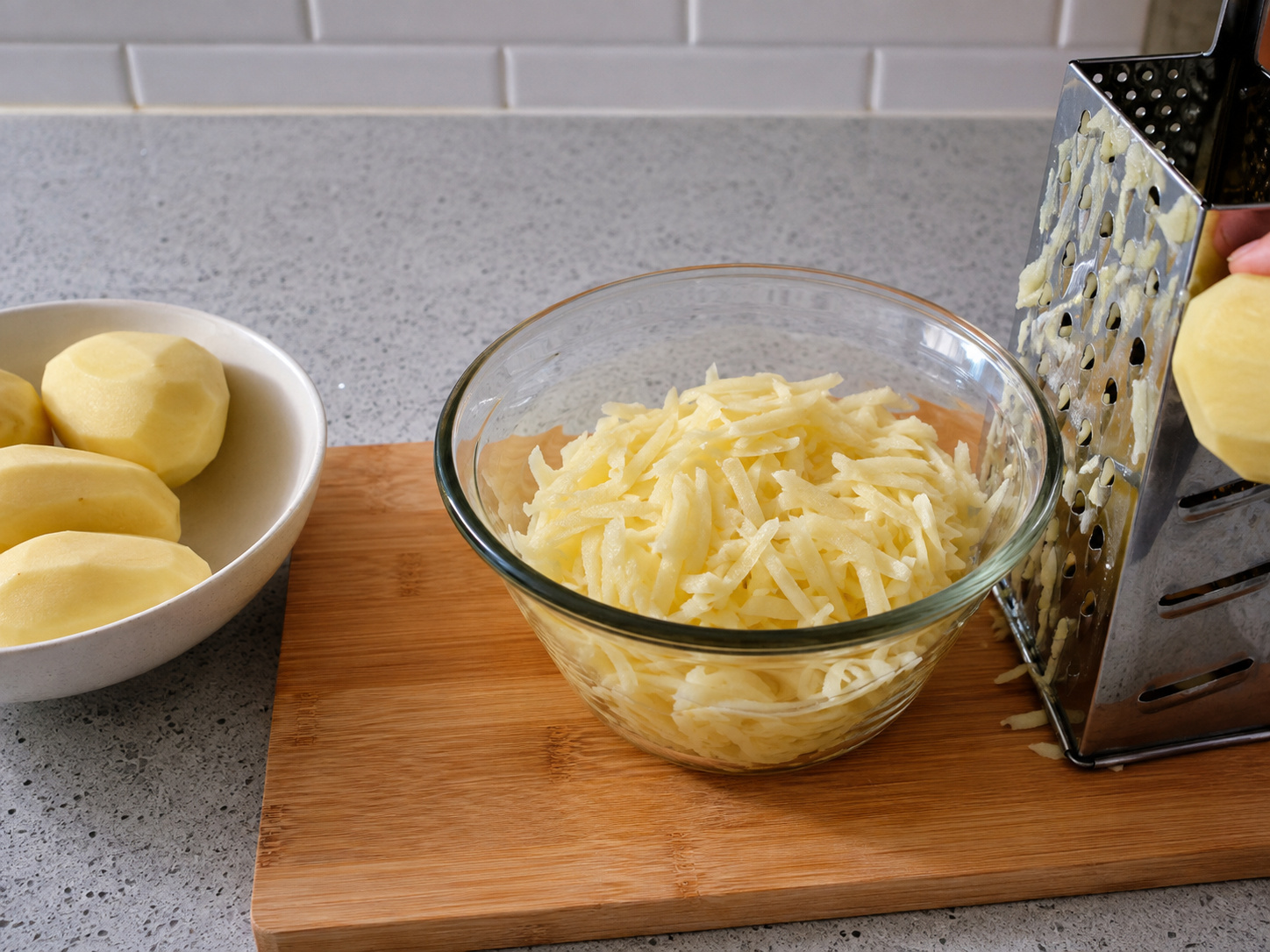 Balatan at kudkurin ang patatas: Balatan at kudkurin ang patatas. Sundin ang sukat at pagkakasunod ng recipe; tiyaking tama ang lagay ng pagkain bago magpatuloy.