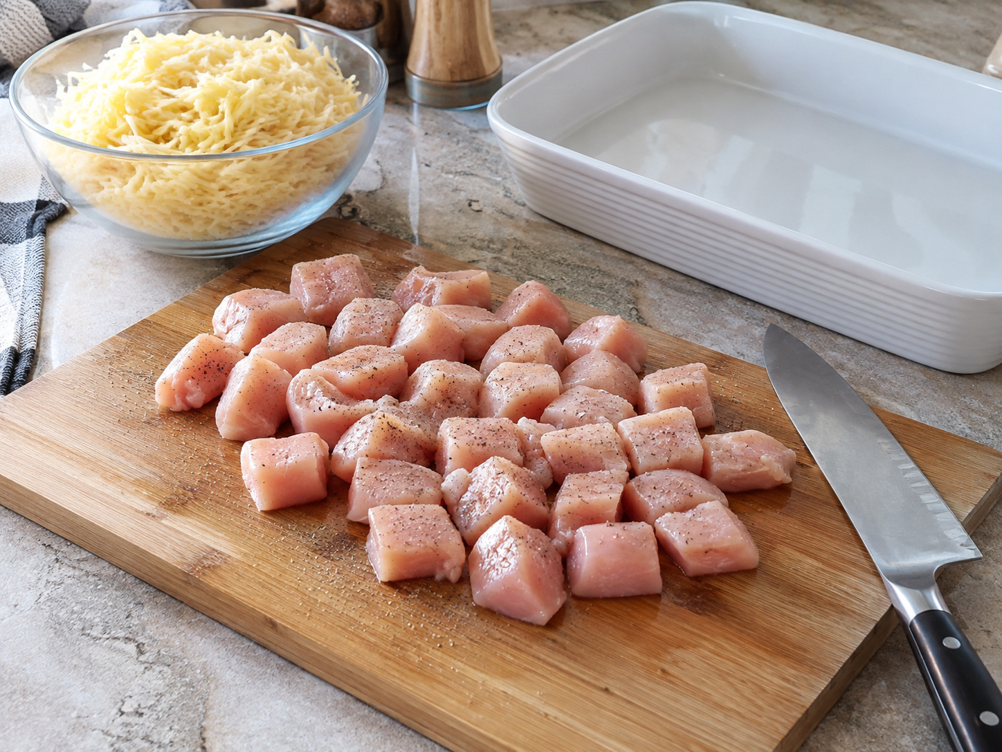 Hiwain at timplahan ang manok: Hiwain at timplahan ang manok. Sundin ang sukat at pagkakasunod ng recipe; tiyaking tama ang lagay ng pagkain bago magpatuloy.