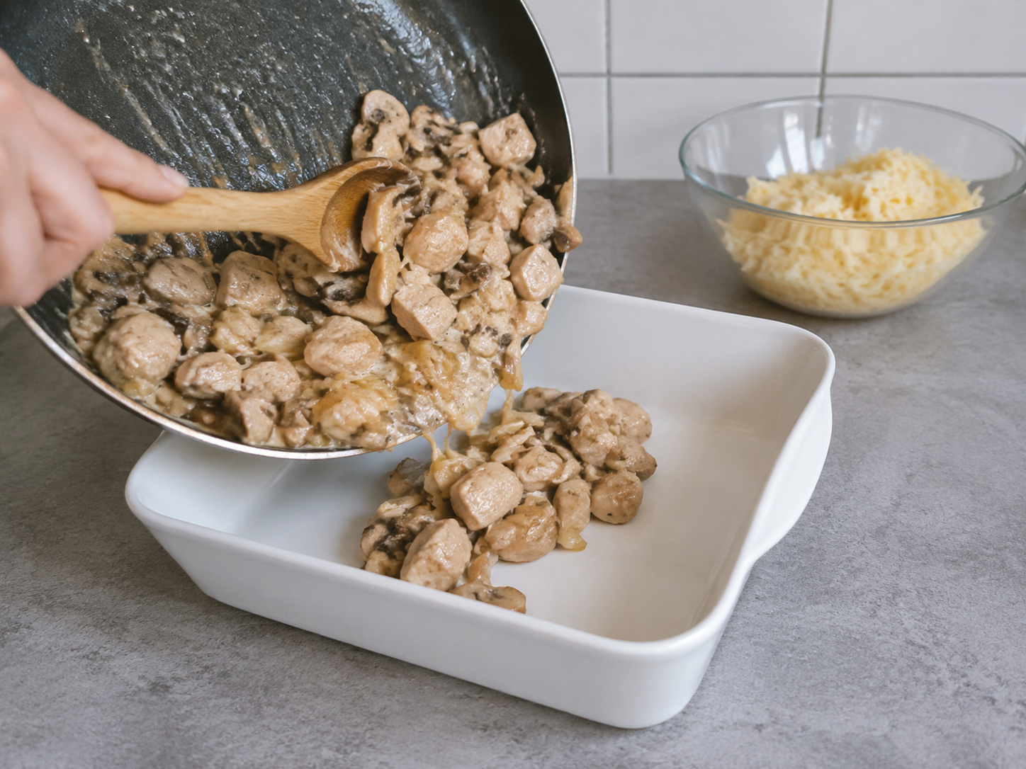 Ilipat ang filling sa baking dish: Ilipat ang filling sa baking dish. Sundin ang sukat at pagkakasunod ng recipe nang humigit-kumulang 15 minuto sa mahina-katamtamang apoy; tiyaking tama ang lagay ng pagkain bago magpatuloy.