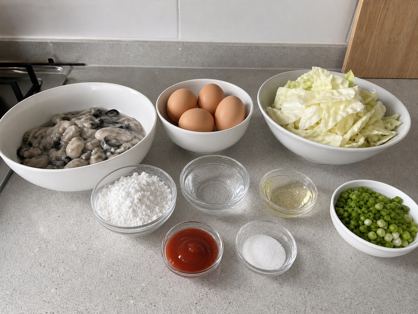 Taiwanes na Tortang Talaba: 250 g sariwang talaba, 4 piraso itlog, 80 g gawgaw na patatas, 160 ml tubig, 150 g repolyo, 2 tangkay dahon ng sibuyas, 3 kutsara mantikang walang matapang na lasa, 3 kutsara sarsang kamatis, 1 kutsarita asukal