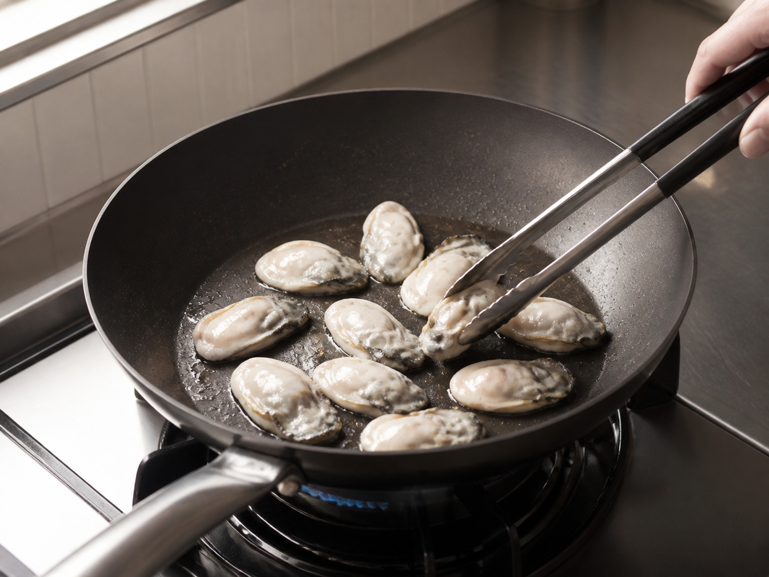 Igisa ang talaba nang dalawang minuto: Ilagay ang lahat ng sinalang talaba sa mainit na mantika at lutuin sa katamtamang-mataas na apoy nang eksaktong 2 minuto, baligtarin minsan, hanggang kumulot ang gilid at maging maputi at hindi na malinaw ang gitna.