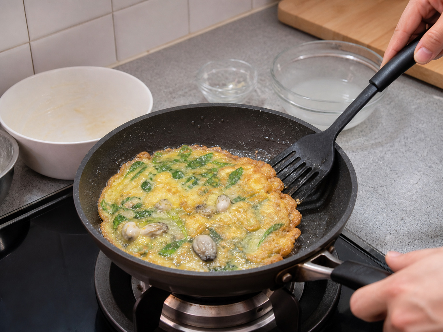 Baligtarin at palutongin ang magkabilang panig: Idulas ang tortang itlog sa plato, itaob pabalik sa patag na kawali at lutuin nang 2 minuto. Baligtarin muli at lutuin pa nang 2 minuto hanggang may malutong na kayumangging bahagi sa magkabilang panig at buo na ang itlog.
