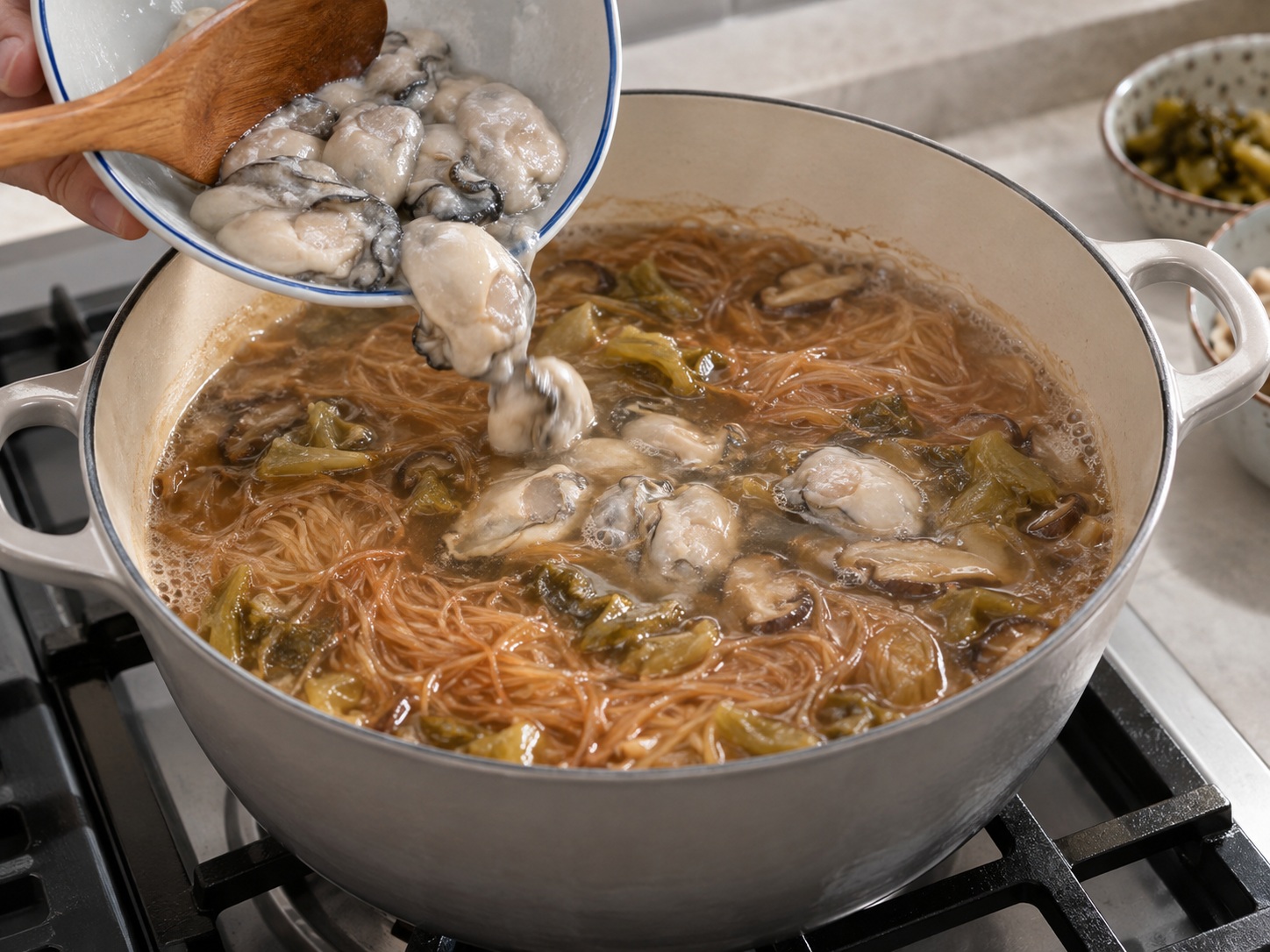 Bihun Tiram Taiwan — 10. Masukkan tiram yang sudah dilapisi dan masak kaldu dengan api kecil selama 90 detik