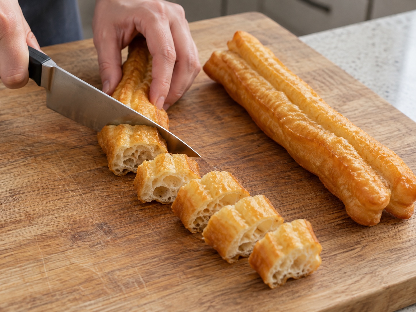 Susu Kedelai Asin Taiwan — 4. Potong youtiao menjadi potongan berukuran 1 cm dan biarkan kering hingga disajikan