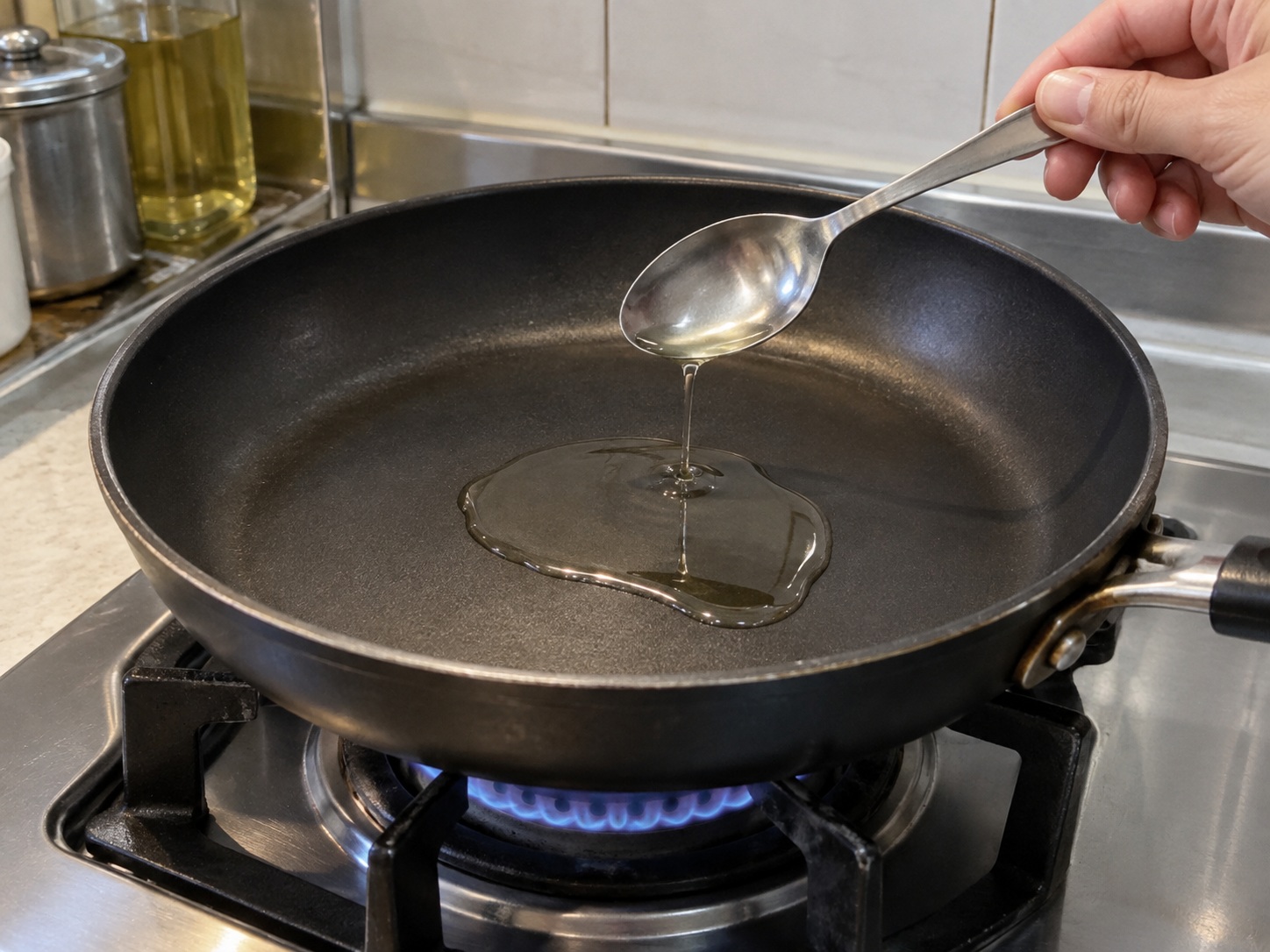 Pancake na May Sibuyas ng Taiwan — Painitin ang tig-1 tbsp ng natitirang mantika bago ang bawat pancake, 4 tbsp lahat.