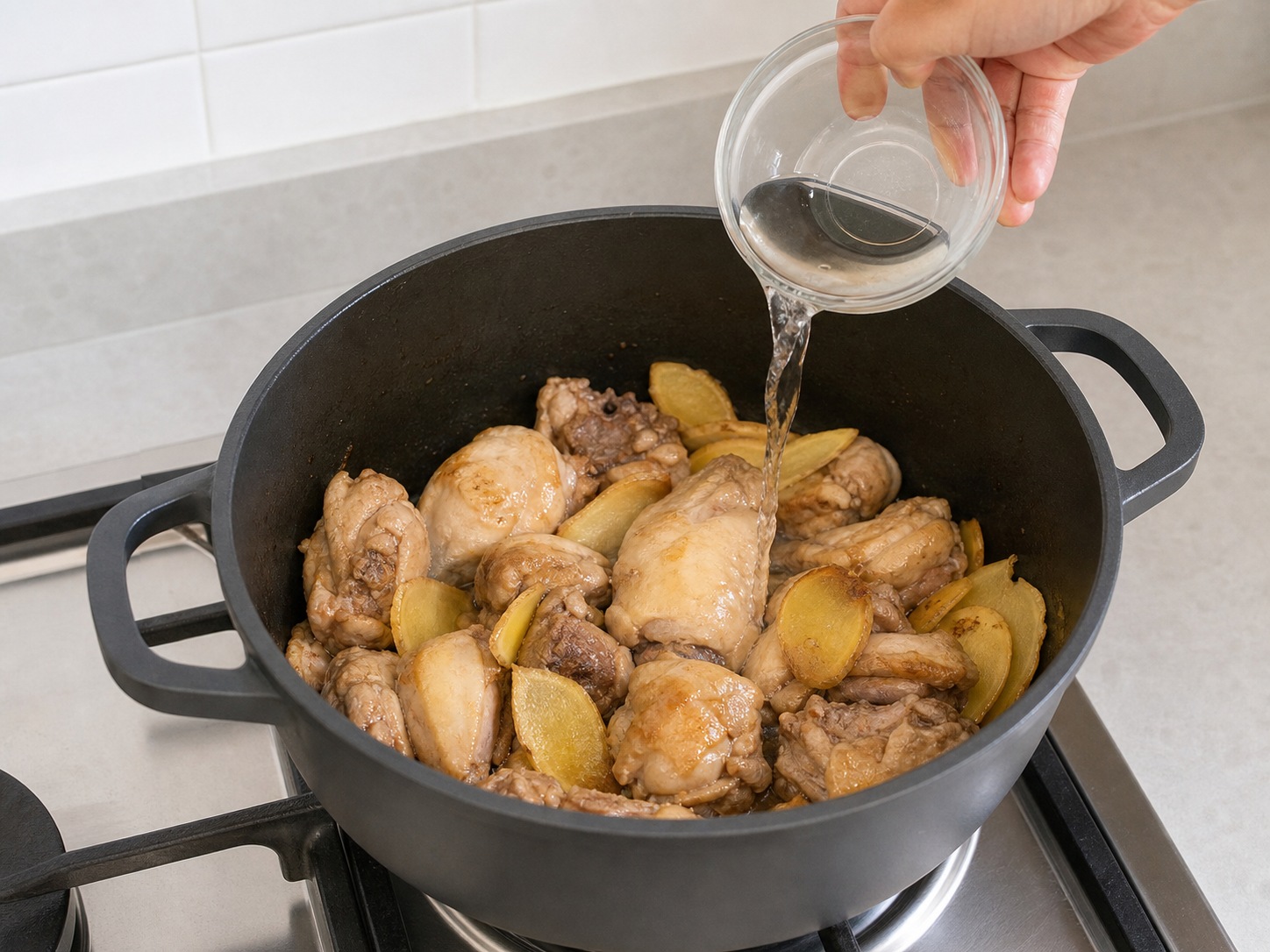 Sup Ayam Minyak Wijen ala Taiwan: Masukkan arak beras