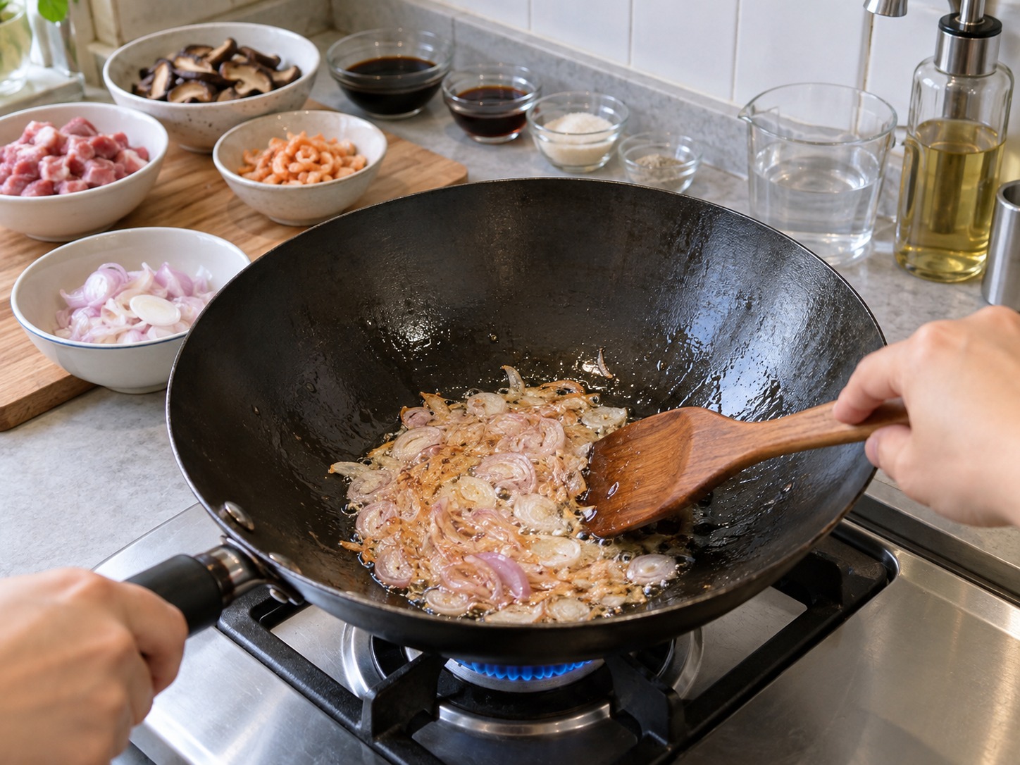 台式香菇油飯 — 蒸米期間，鑊中熱油，以中小火炒乾蔥至淡金黃