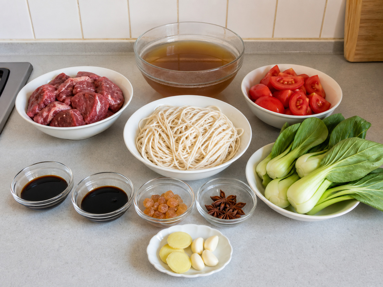 台式番茄牛肉麵: 800 克 牛肩肉, 600 克 番茄, 600 克 新鮮上海麵, 1500 毫升 牛肉上湯, 4 湯匙 生抽, 1 湯匙 老抽, 20 克 冰糖, 2 個 八角, 25 克 薑, 4 瓣 蒜頭, 250 克 青江菜或菜心（可選）