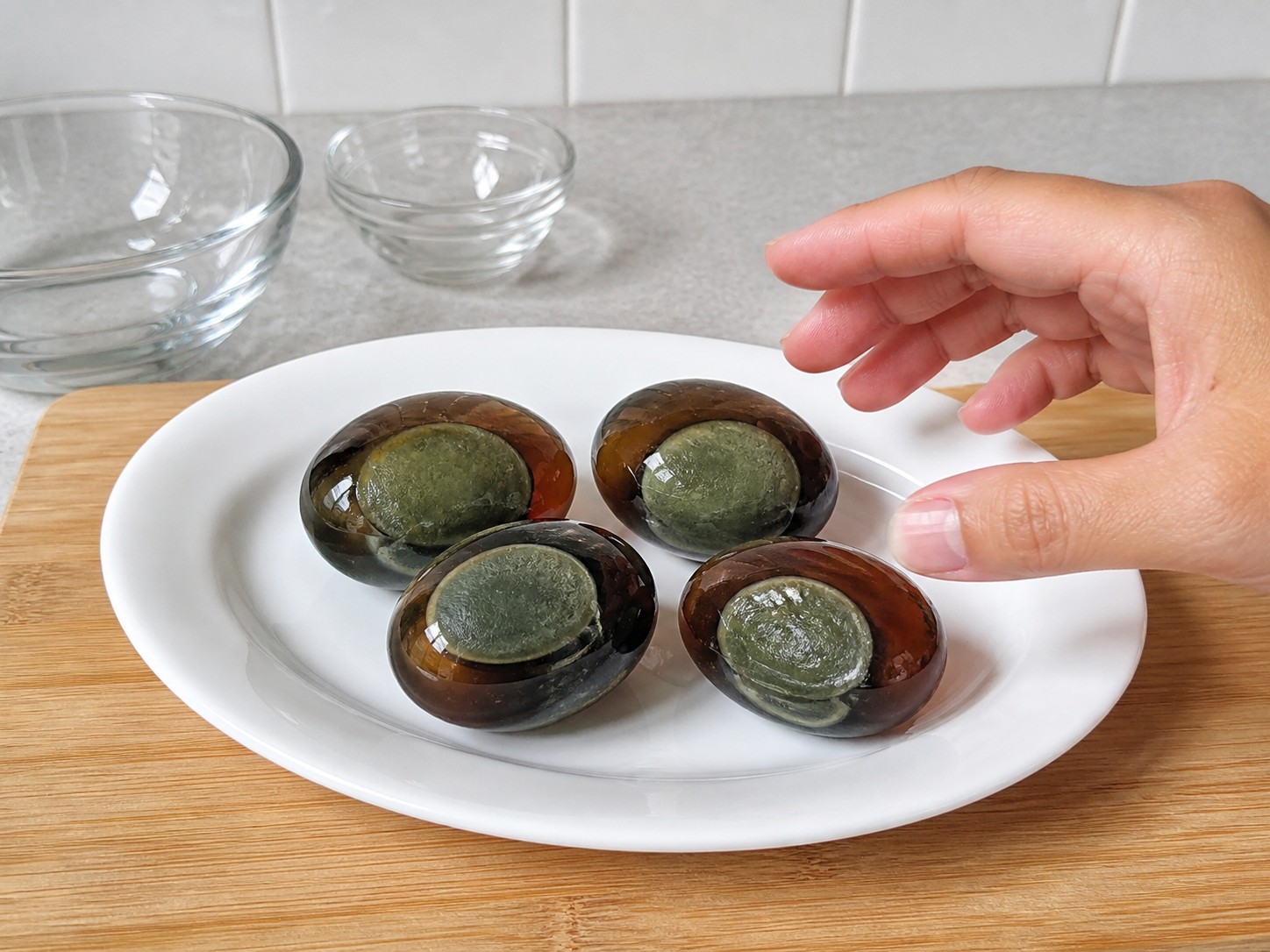 泰式涼拌皮蛋:檢查去殼皮蛋