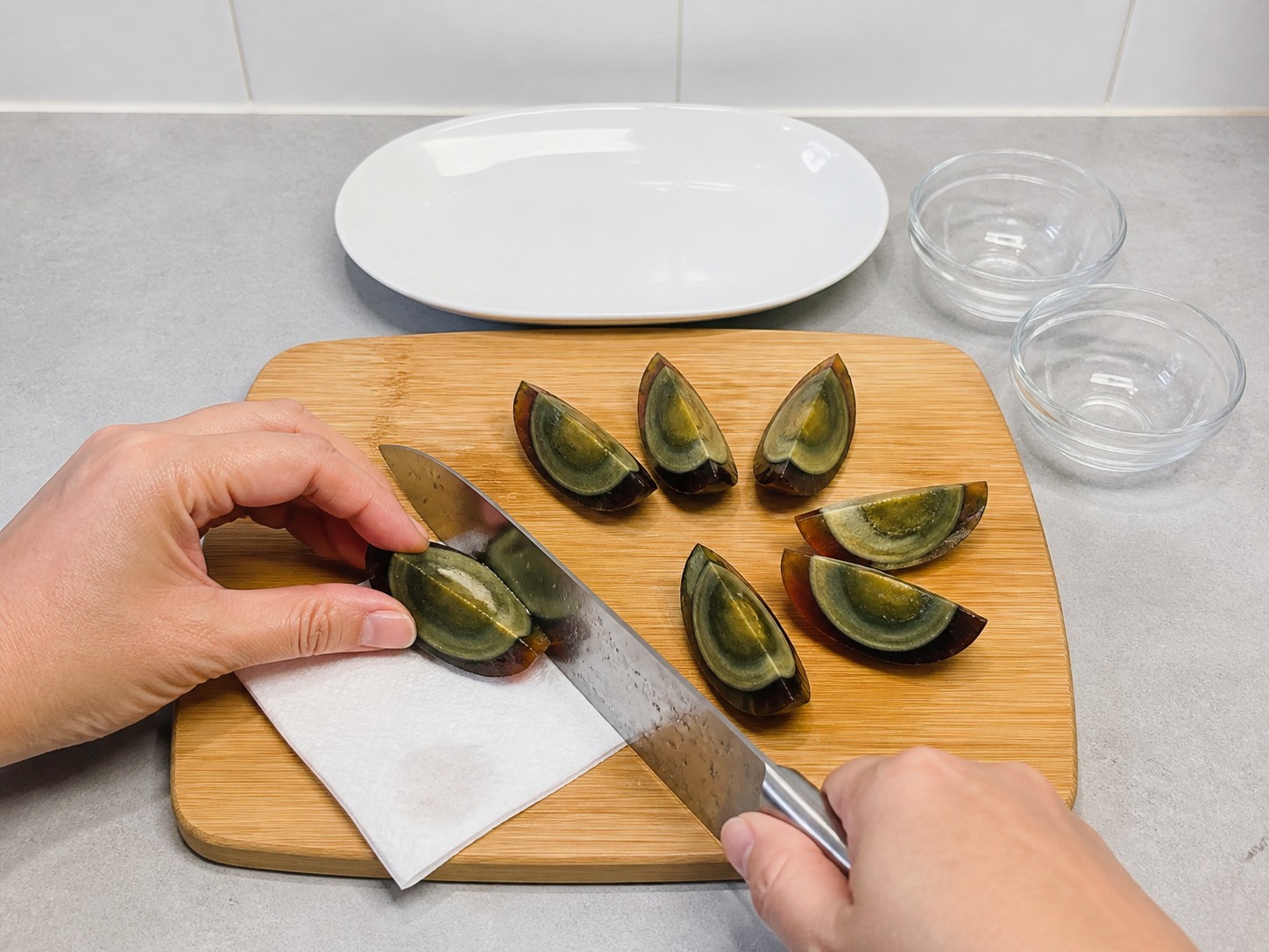 泰式涼拌皮蛋:冷藏後切件