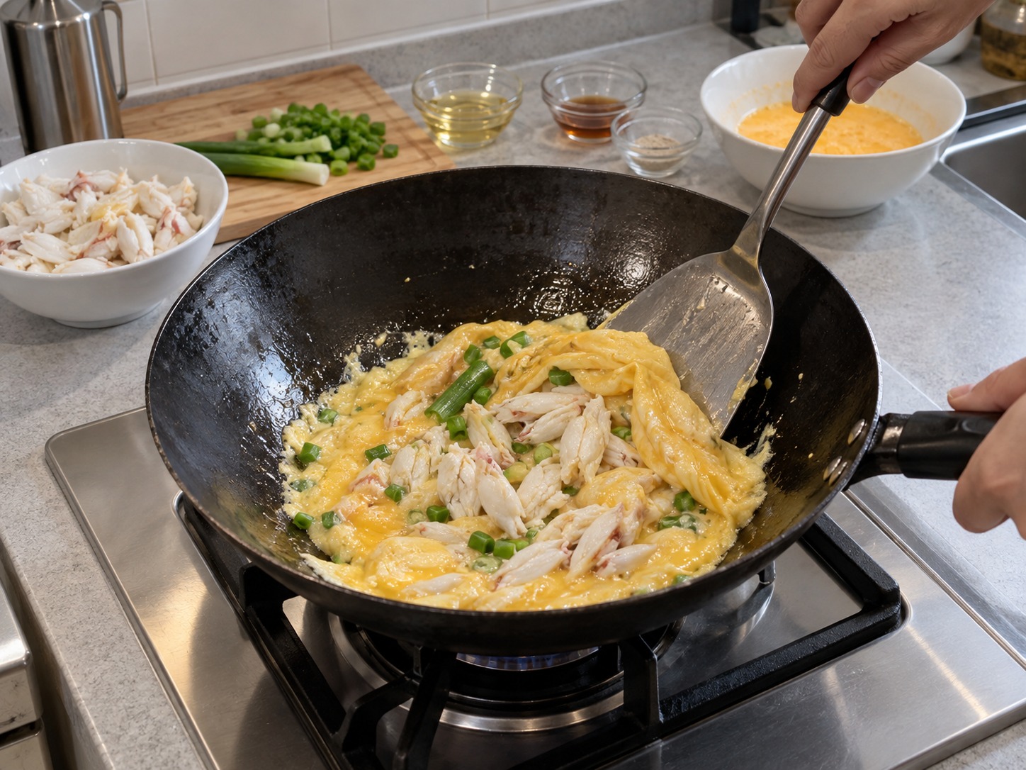 Thai Omelette na may Alimango — Marahang ihalo ang alimango at murang sibuyas upang manatiling malalaki ang piraso