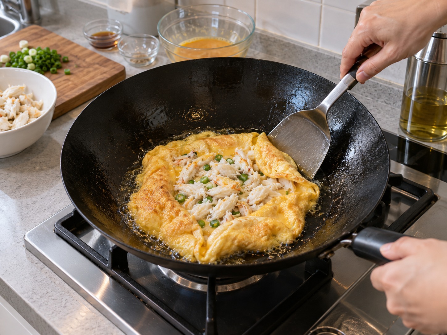 Thai Omelette na may Alimango — Itupi pabalik sa gitna ang kumakalat na gilid gamit ang sandok