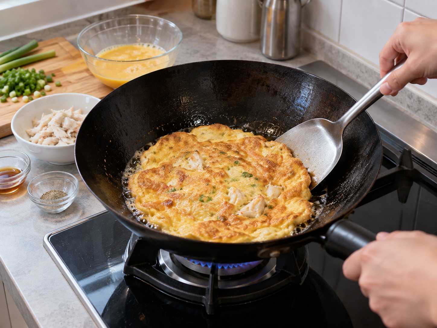 Thai Omelette na may Alimango — Iprito hanggang matingkad na ginto ang ilalim