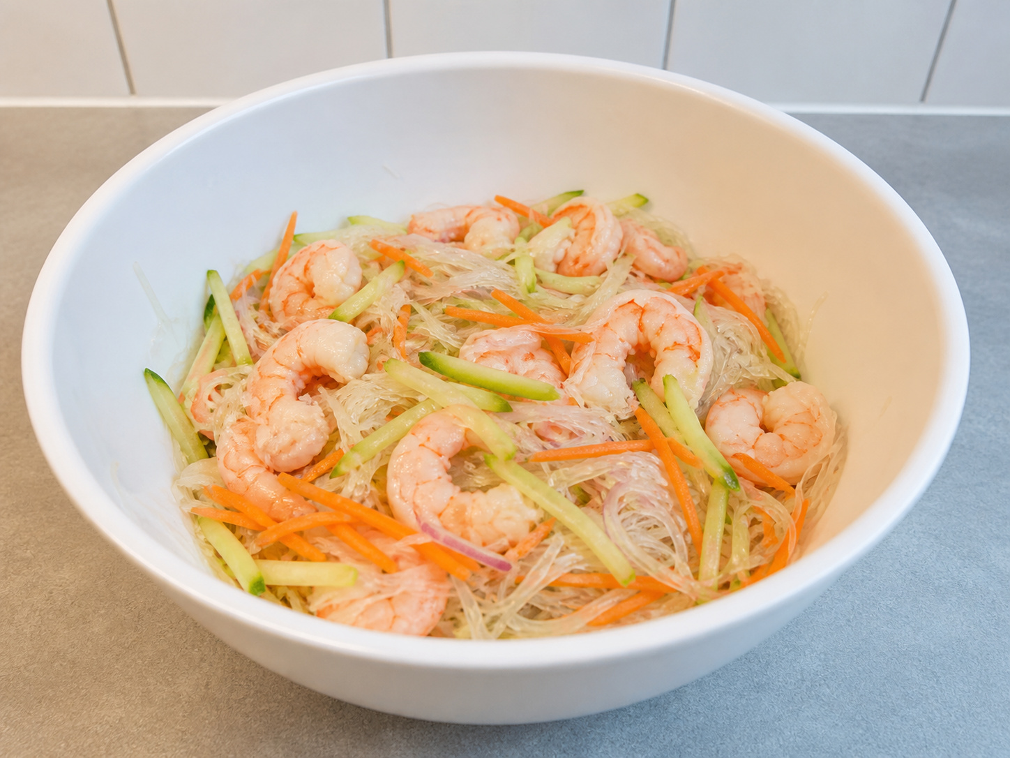 Salad Bihun Kaca dan Udang Thailand — Masukkan udang dan sayuran