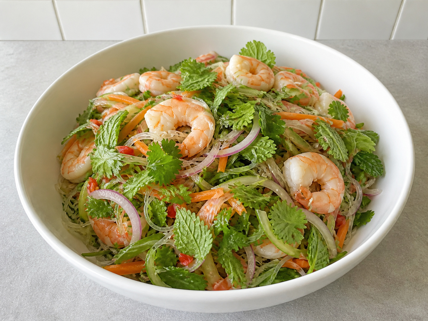 Salad Bihun Kaca dan Udang Thailand — Masukkan herba dan sajikan