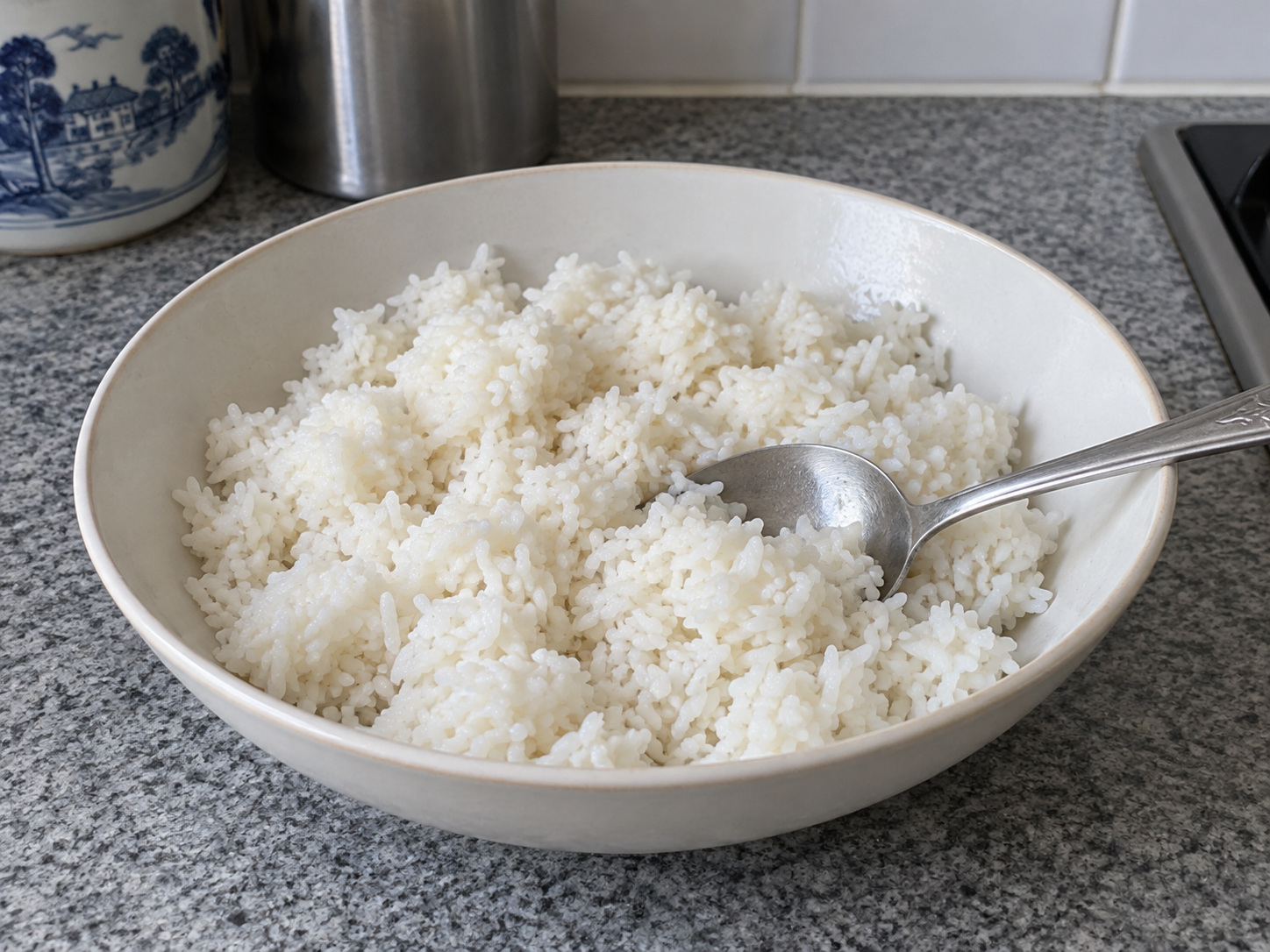 Jok na Lugaw na may Giniling na Baboy — 1. Hatiin ang malamig na lutong kanin gamit ang isang kutsara para w