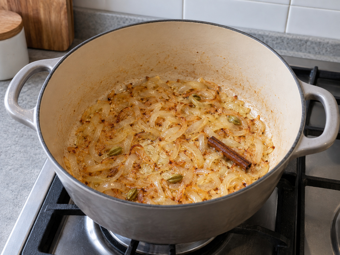 泰式香料雞飯 — 熱油炒洋葱至軟金黃