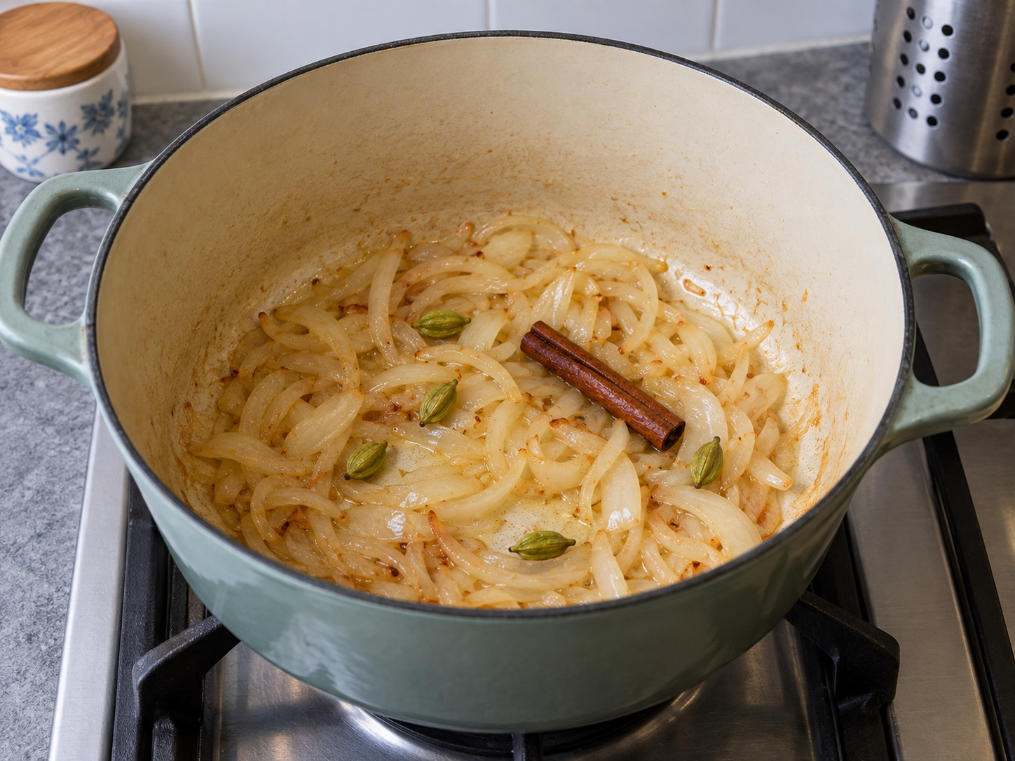泰式香料雞飯 — 加入小豆蔻和肉桂炒香