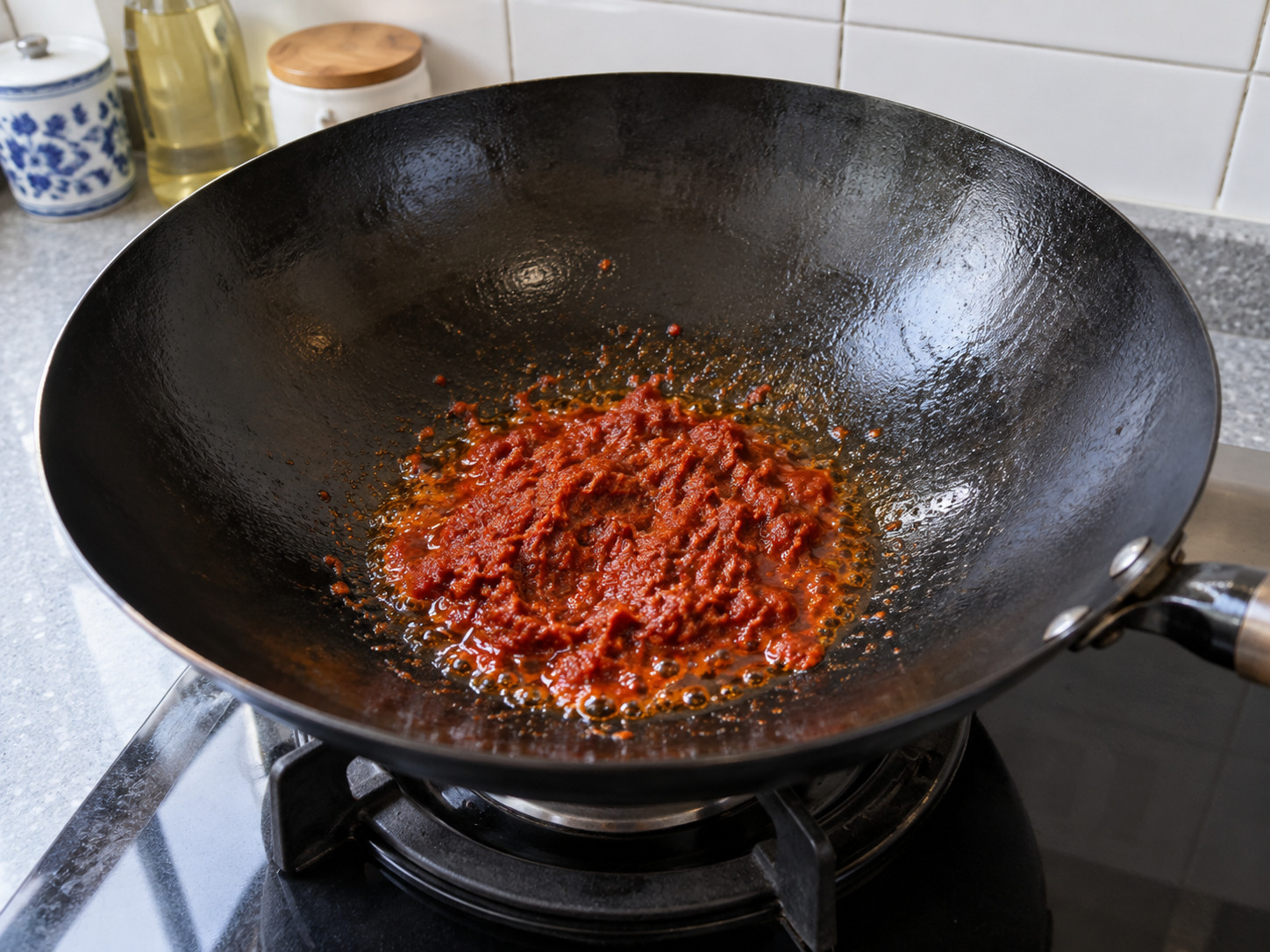 泰式紅咖喱炒豬肉 — 炒約兩分鐘,至香味散出