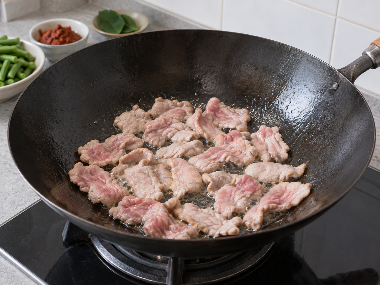 泰式紅咖喱炒豬肉 — 加入豬肉,炒至表面轉色