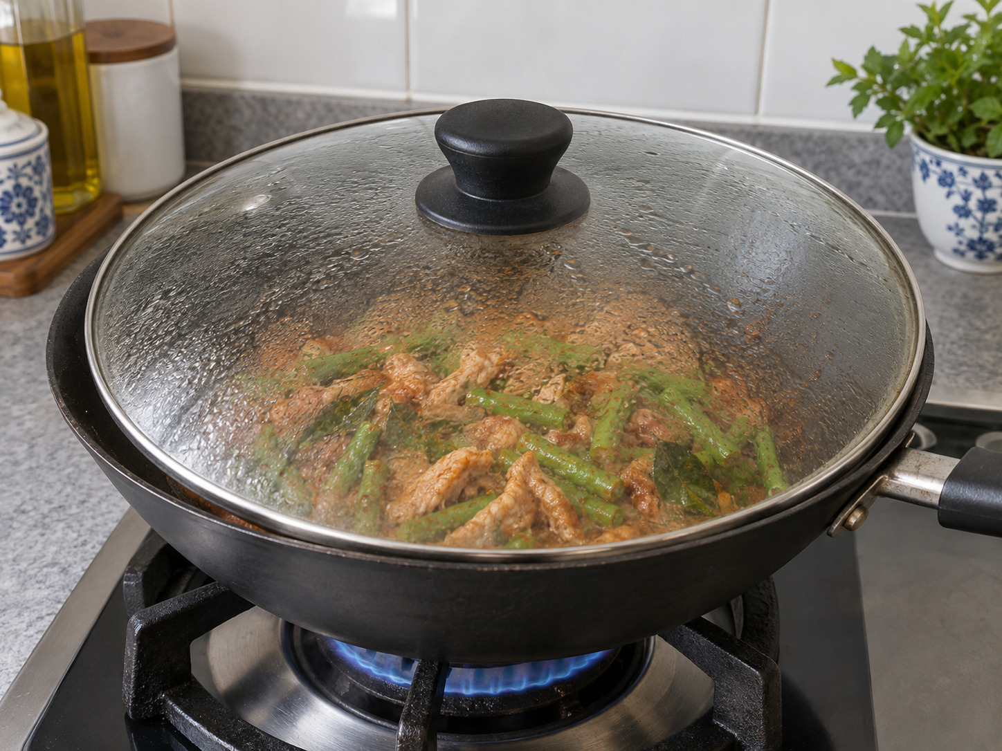 泰式紅咖喱炒豬肉 — 加蓋煮三分鐘使豆熟