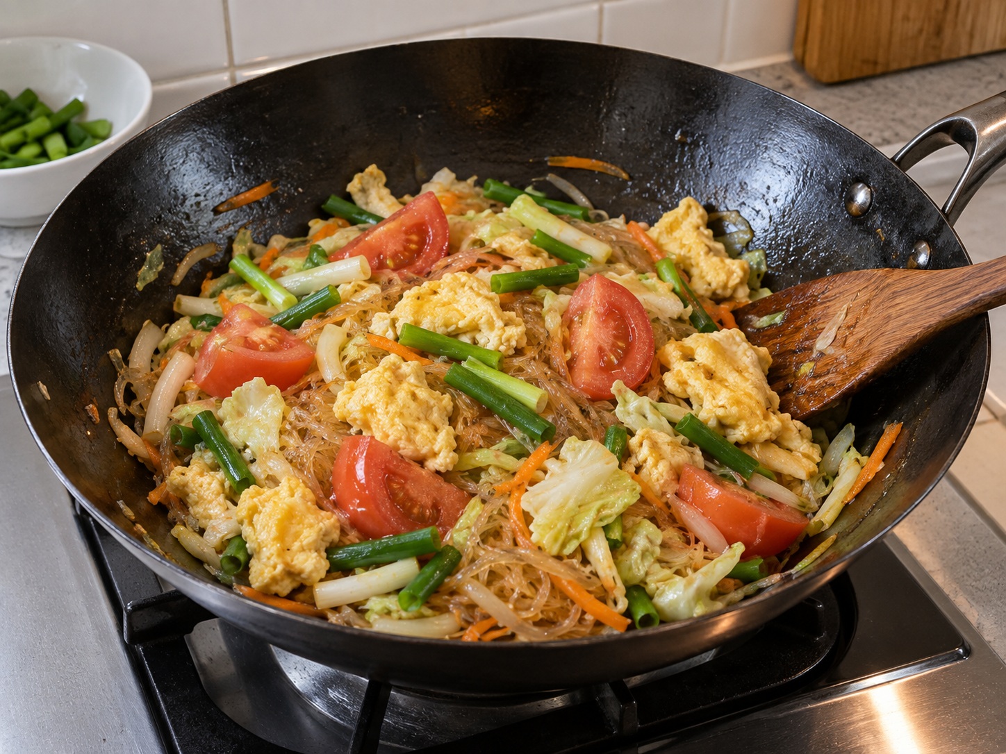 Pad Woon Sen Telur dan Sayur Thailand — Masukkan tomat dan telur