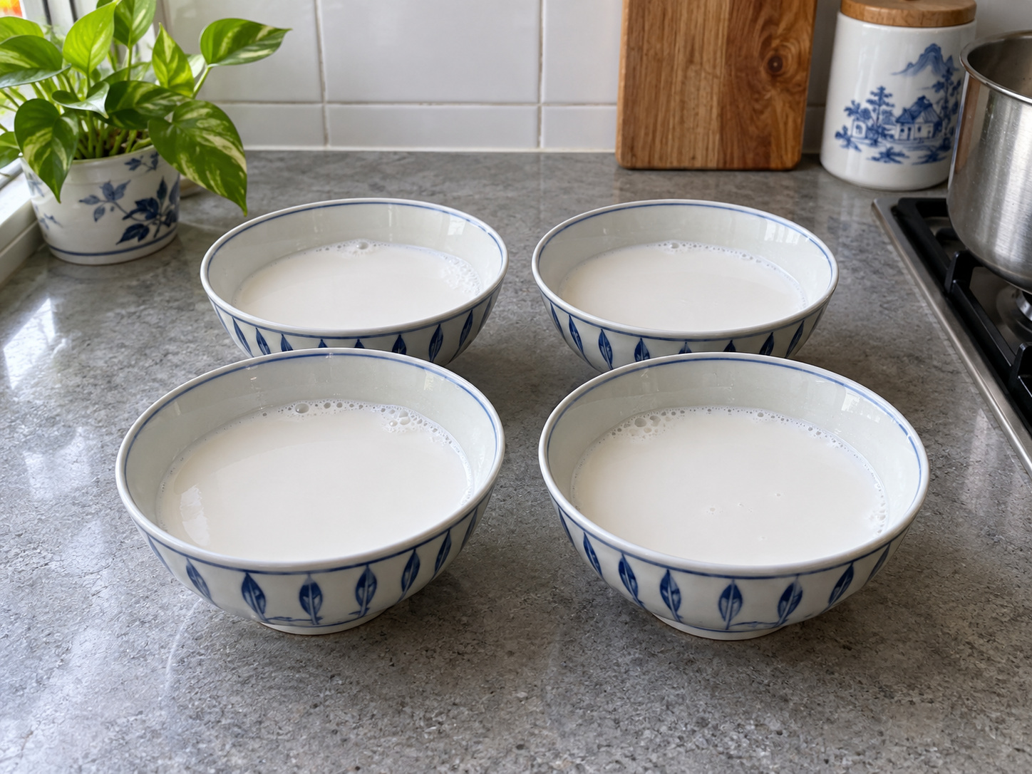 泰式紅寶石甜品 — 椰奶攪勻，分入四個甜品碗