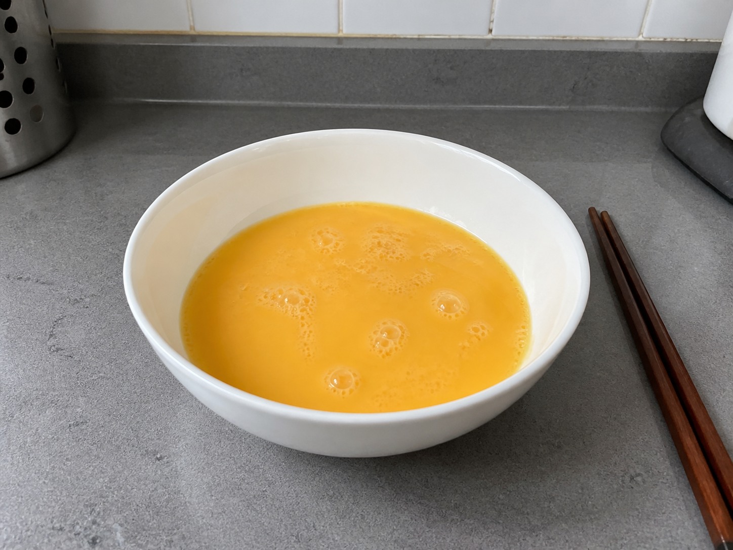 鮮茄滑蛋牛肉：打勻蛋液