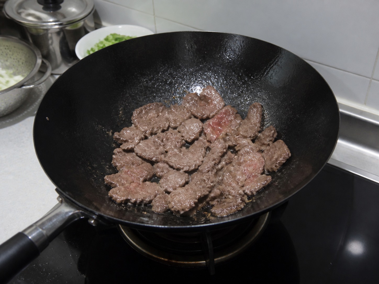 鮮茄滑蛋牛肉：煎炒牛肉至近熟
