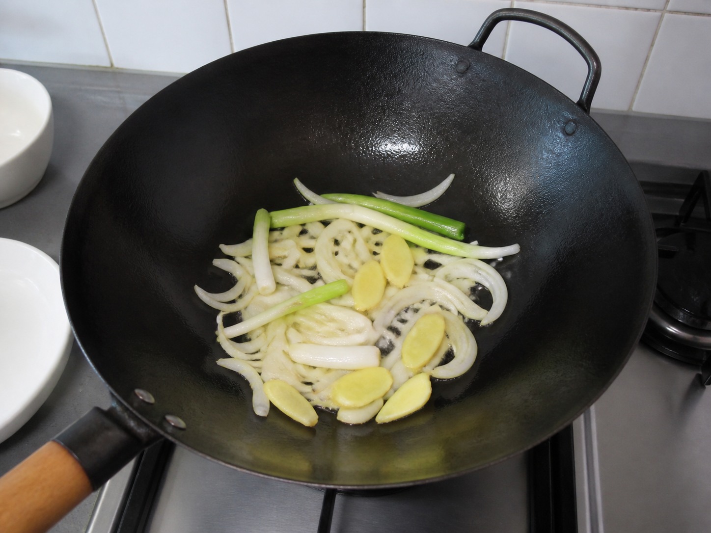 鮮茄滑蛋牛肉：炒香薑洋蔥蔥白