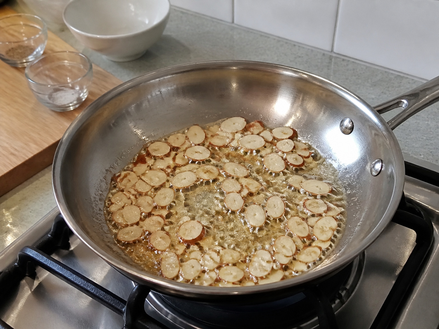 用餘下牛油炒香杏仁: 把餘下 30 克牛油及全部 60 克杏仁片加入鑊,以中火攪拌煮 3 分鐘,至有果仁香及金黃。