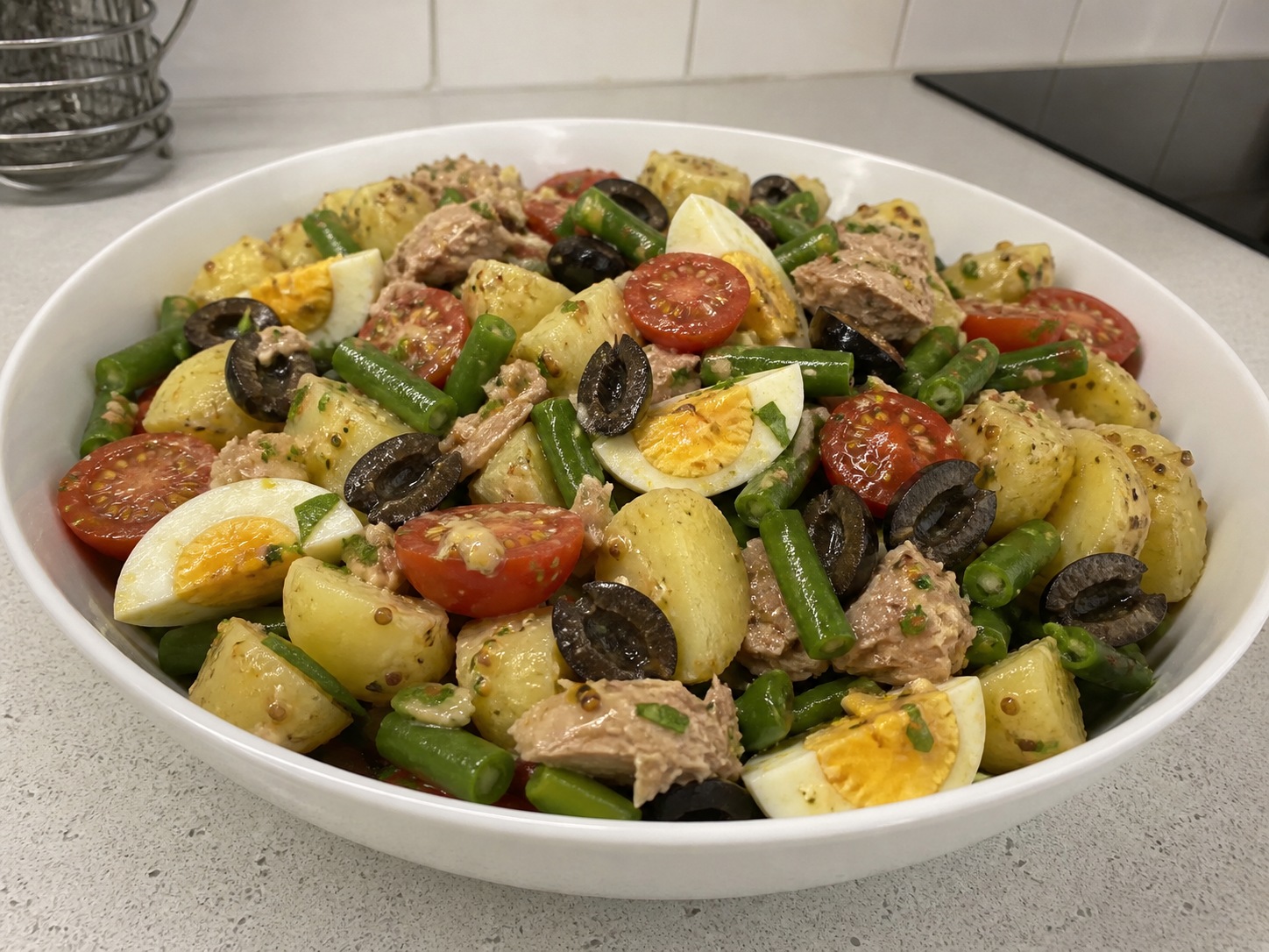 Salad Tuna, Telur, dan Buncis ala Niçoise finished dish