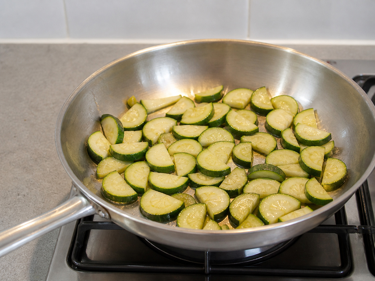 Lasagna Sayuran dengan Bayam dan Zucchini: Tumis