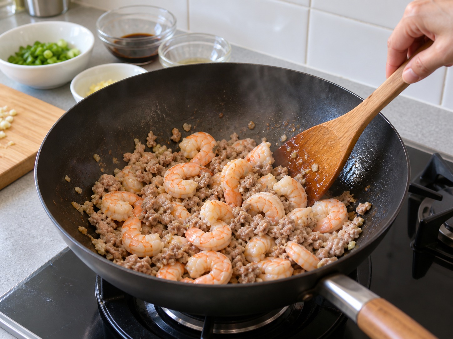 Dumpling Tapioka Vietnam Isi Udang dan Babi — Tambahkan udang hingga matang